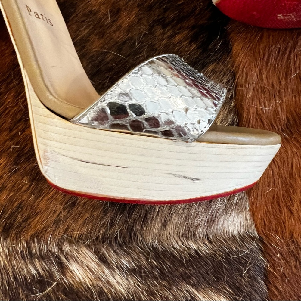 Taylor Swift: Christian Louboutin “Dufoura” Sandals in Smoke/Silver/White - Picture 9 of 15